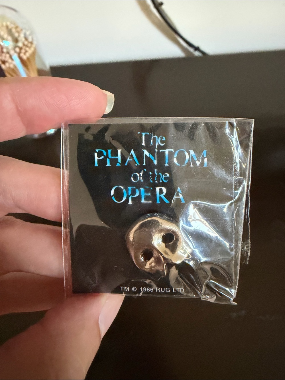 Vintage 1986 The Phantom of the Opera silver-toned mask lapel pin